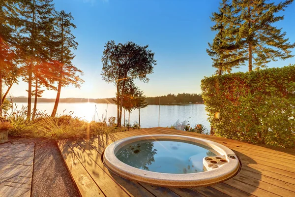 Außenseite des Hauses am Wasser mit Jacuzzi im Hinterhof. — Stockfoto