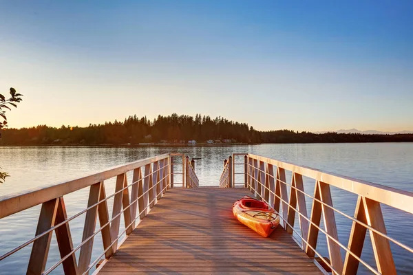 Exterior of waterfront house with a pier and perfect water view. — Stock Photo, Image