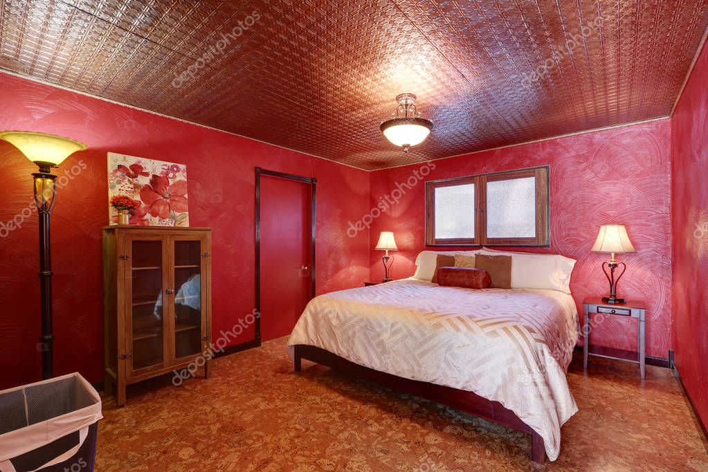 Rote Schlafzimmer mit Queen Größe Bett und Linoleum Boden. — Stockfoto