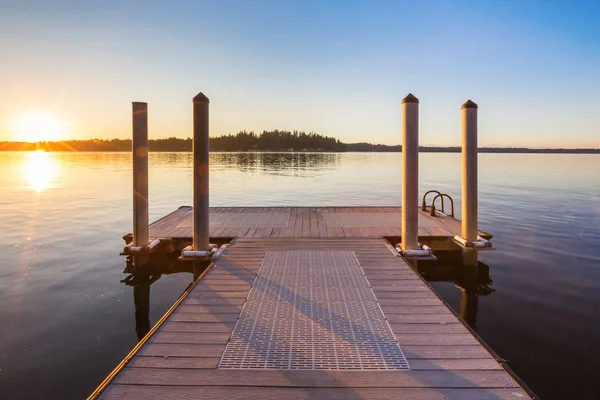 Cais de madeira no lago por do sol e céu reflexão água . — Fotografia de Stock