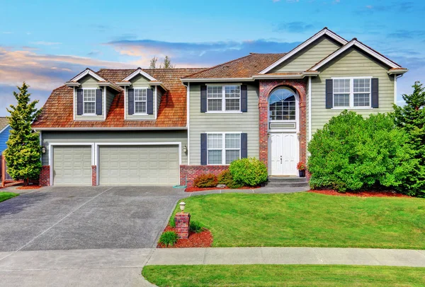 Casa exterior de lujo con tapicería de ladrillo rojo y entrada arqueada . — Foto de Stock