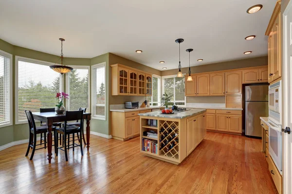 Kombinasi penyimpanan Maple dan pulau besar di ruang dapur — Stok Foto