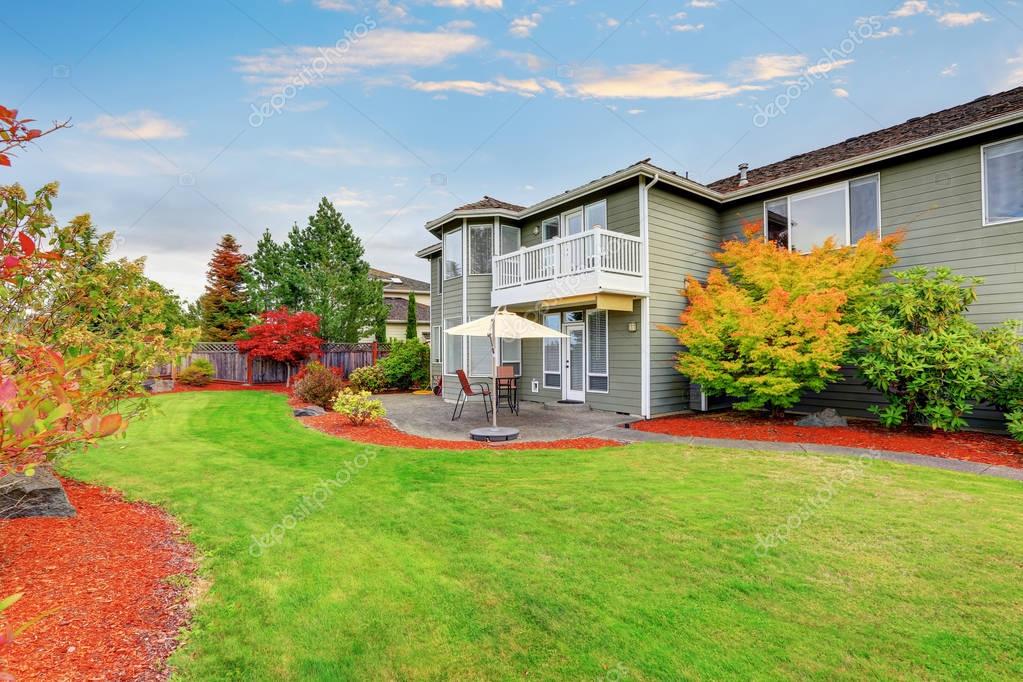 Patio trasero bien cuidado jardín y patio zona de casa americana — Foto