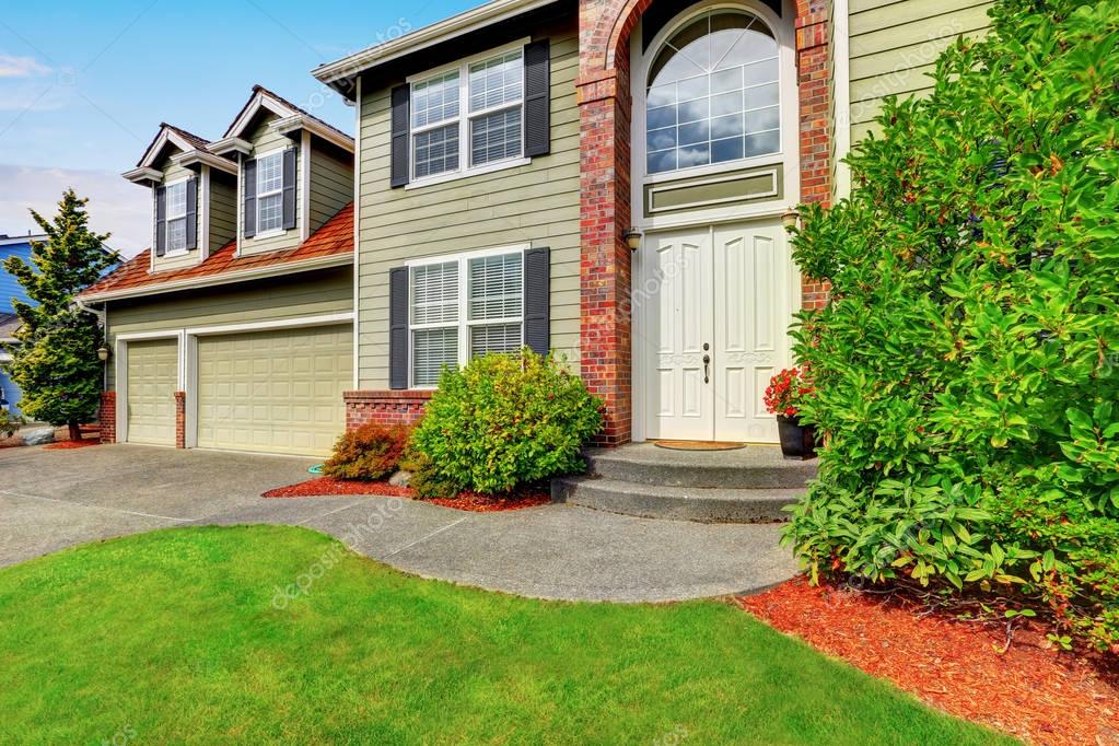 Casas de ladrillo rojo con arcos | Lujo Casa exterior con moldura de