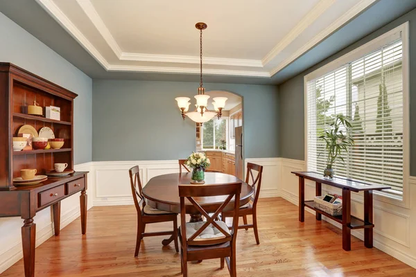 Amerikanische klassische Esszimmereinrichtung mit grünen Wänden. — Stockfoto