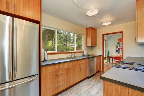 Sala de cozinha estreita com balcões cinzentos longos — Fotografia de Stock