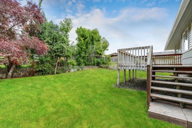 Arka bahçeye bakan boş ahşap grev güverte