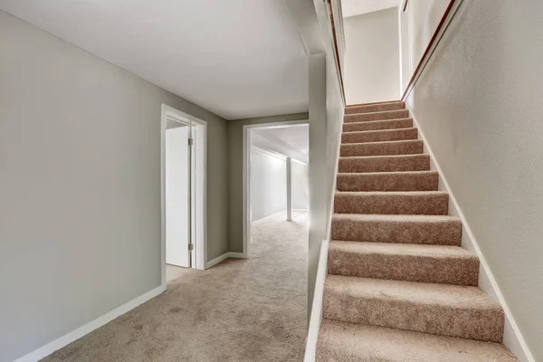 Intérieur du couloir vide avec murs gris et escalier . — Photo