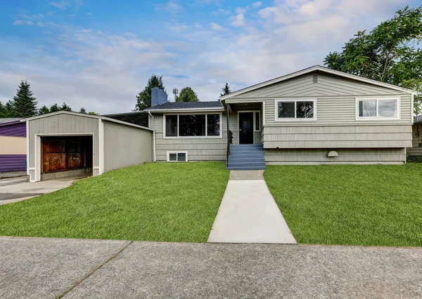 Clapboard revestimiento exterior de una casa de la historia . — Foto de Stock