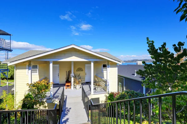 American giallo duplex casa su sfondo cielo blu . — Foto Stock
