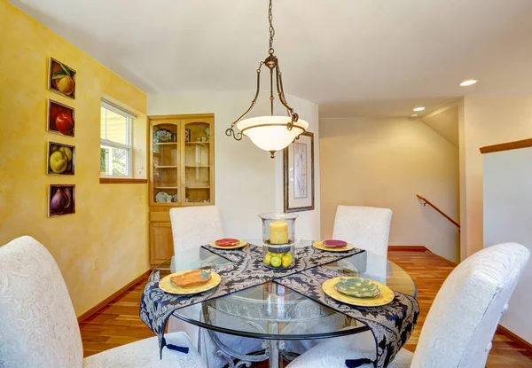Interior ruang makan dengan dinding kuning dan lantai kayu keras . — Stok Foto