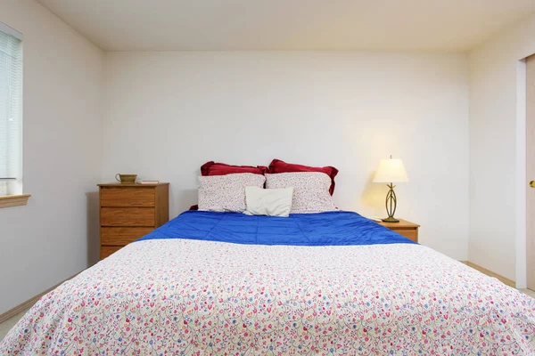 単純なベッドルームのインテリアの正面図 — ストック写真