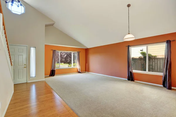 Interior vazio de uma nova casa bonita e limpa — Fotografia de Stock