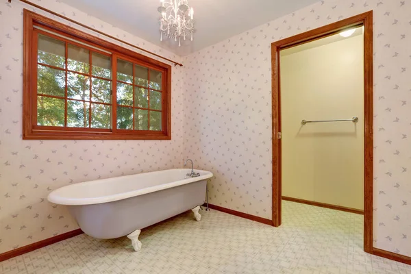 Freestanding bath tub in the corner of retro bathroom. — Stock Photo, Image