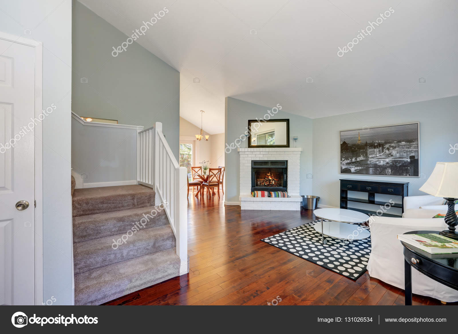 Schön eingerichtete wohnzimmer interieur mit hartholz fußboden stockfoto 131026534