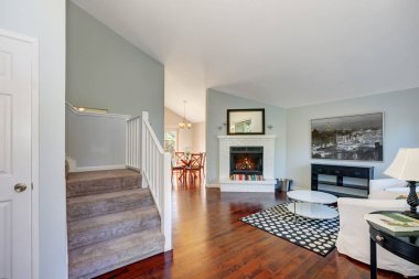 Güzel döşenmiş oturma odası iç ahşap zemin ile