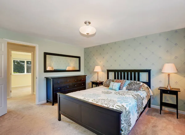 Dormitorio tradicionalmente amueblado con muebles negros y suelo de alfombra . — Foto de Stock