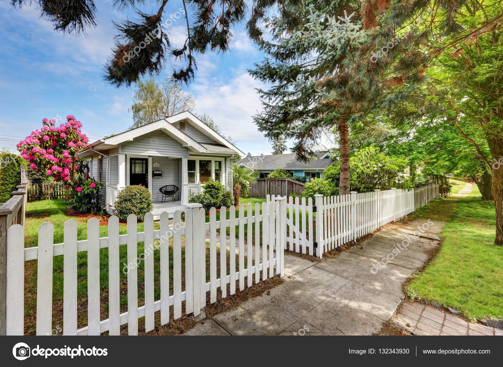 Lindo artesano exterior del hogar con cerca de piquete — Foto de stock