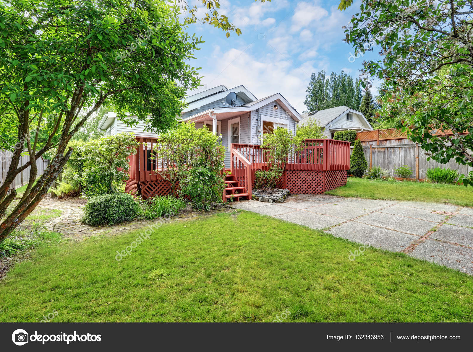 Patio trasero de casa de artesano con cubierta roja — Foto de stock