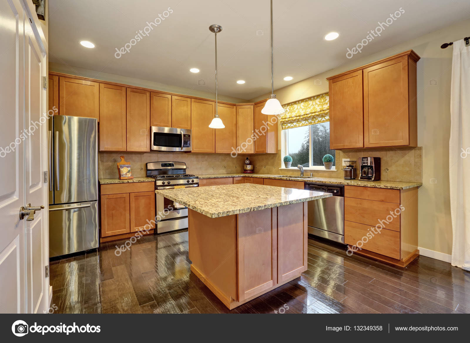 Sala Ampla Cozinha Com Piso De Madeira Brilhante Fotografias De Sala Ampla Cozinha Com Piso De Madeira Brilhante Fotografias De