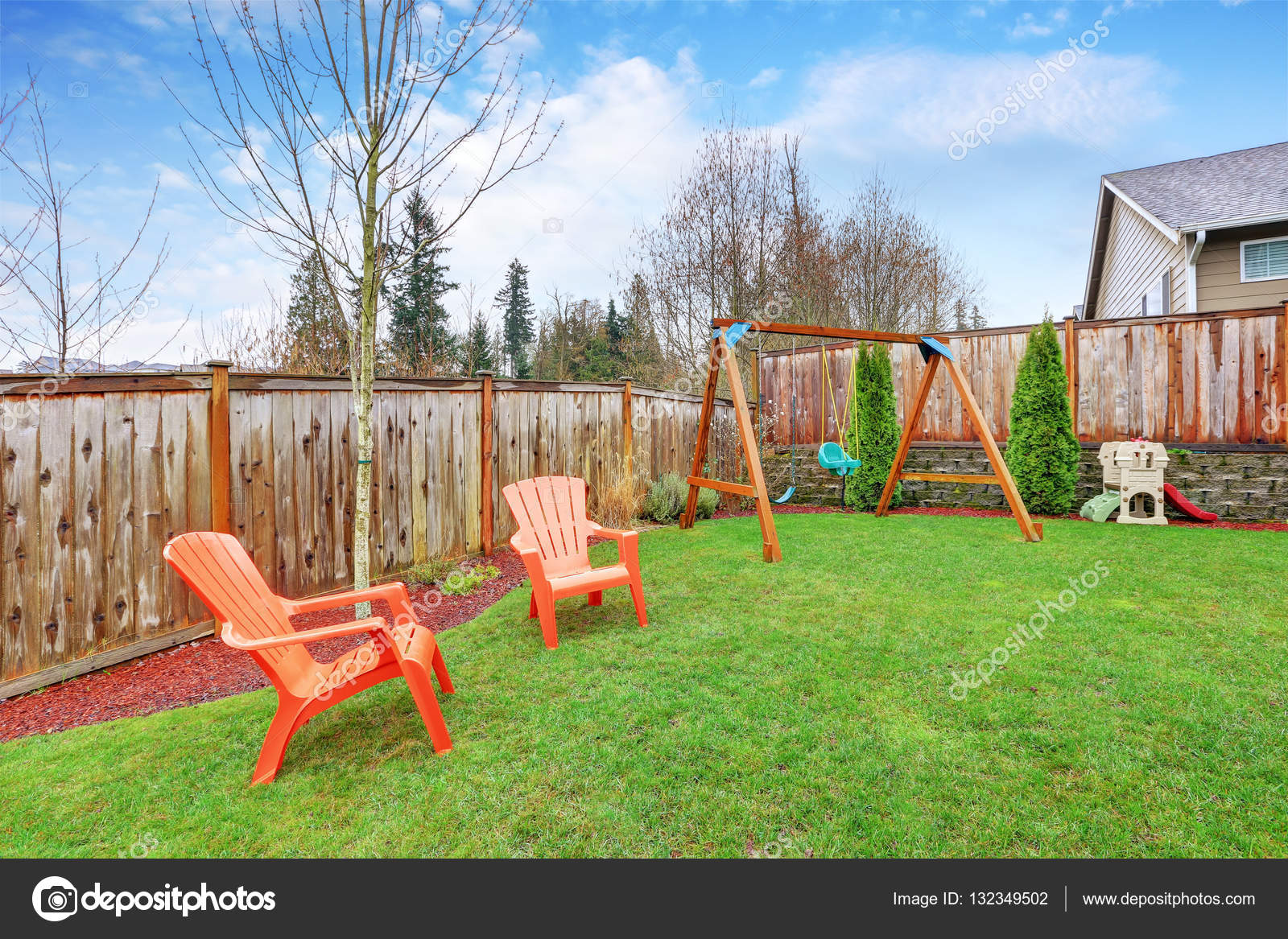 Juegos de patio columpios | Zona de juegos en el patio de la casa con