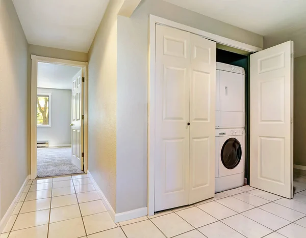 Przedpokój wnętrze z urządzeń wbudowanych pralni — Zdjęcie stockowe