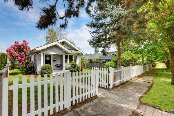 Carino artigiano casa esterna con recinzione picchetto — Foto Stock