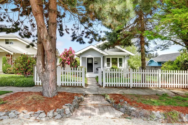 Carino artigiano casa esterna con recinzione picchetto — Foto Stock