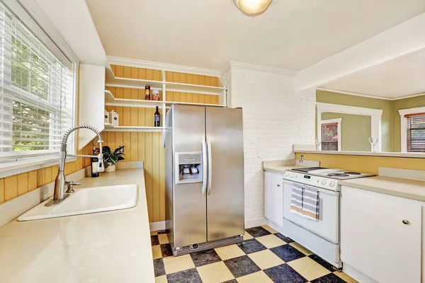 Habitación de cocina en forma de U interior con nevera moderna —  Fotos de Stock