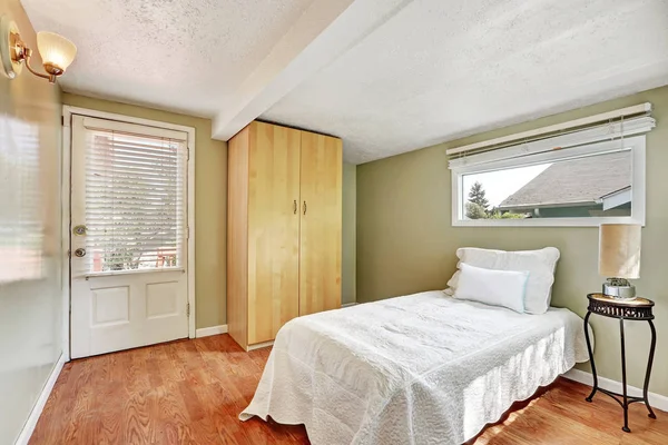 Pequeño dormitorio interior con puerta a la cubierta trasera —  Fotos de Stock