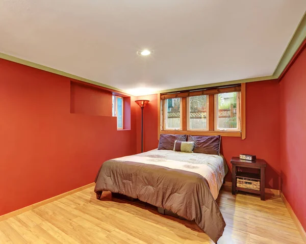 Diseño interior dormitorio rojo en bungalow americano — Foto de Stock