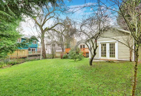 Photo of bungalow backyard in late autumn — Stock Photo, Image