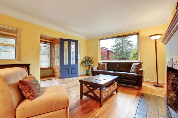 Interior acolhedor sala de estar com paredes amarelas quentes — Fotografia de Stock
