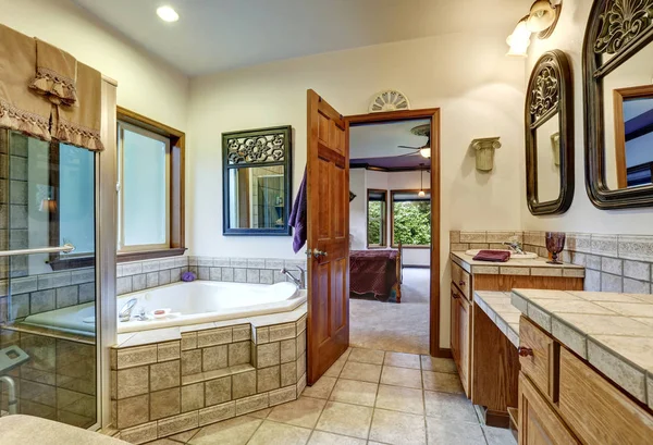 Jack and Jill bath with two washbasins and Whirlpool Tub. — Stock Photo, Image