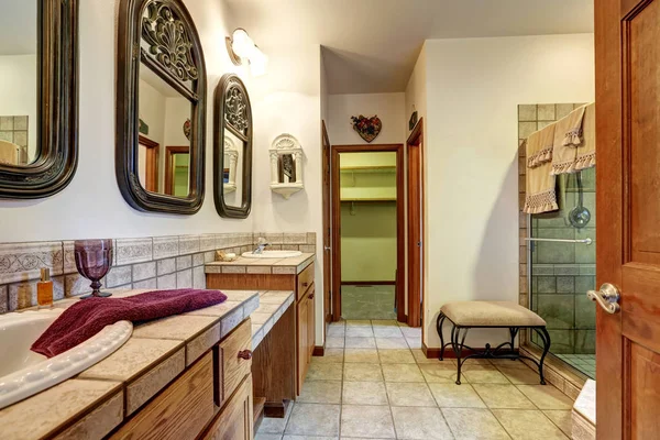 Jack and Jill bath with two washbasins and glass shower. — Stockfoto