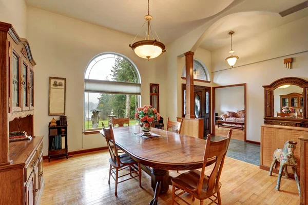 Bright dining room with views of the lake — Stock Photo, Image