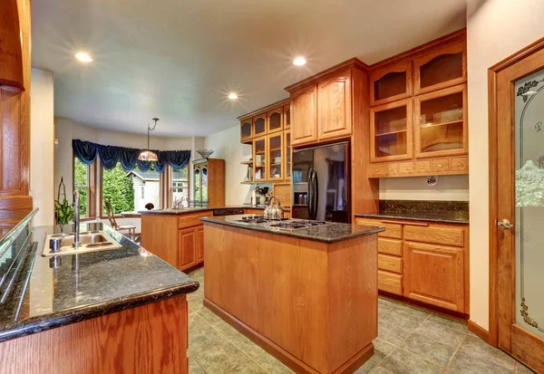 Bella sala da cucina progettata su misura con splendido granito . — Foto Stock