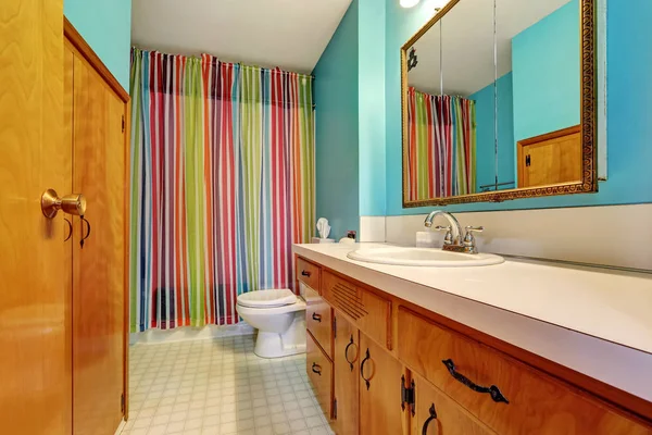 Interior do banheiro remodelado com cortina de chuveiro colorido — Fotografia de Stock