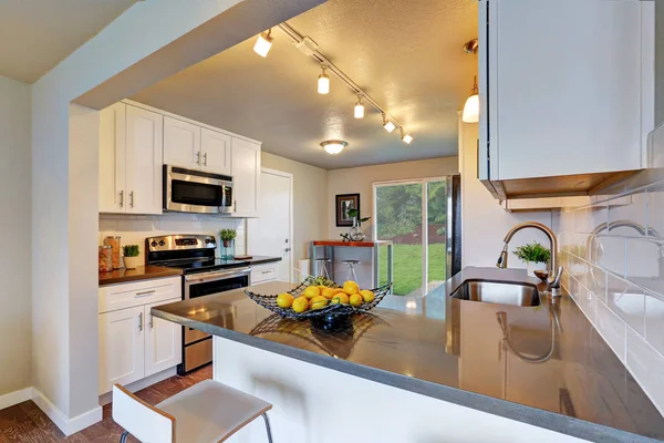 Cuarto de cocina recién remodelado con armarios blancos — Foto de Stock