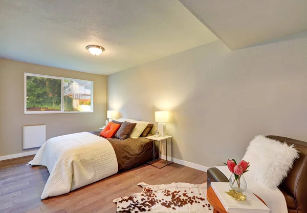 Interior del dormitorio en combinación de color blanco y marrón — Foto de Stock