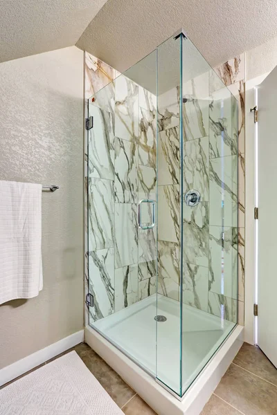 Photo of attic bathroom with an alcove shower — Stock Photo, Image
