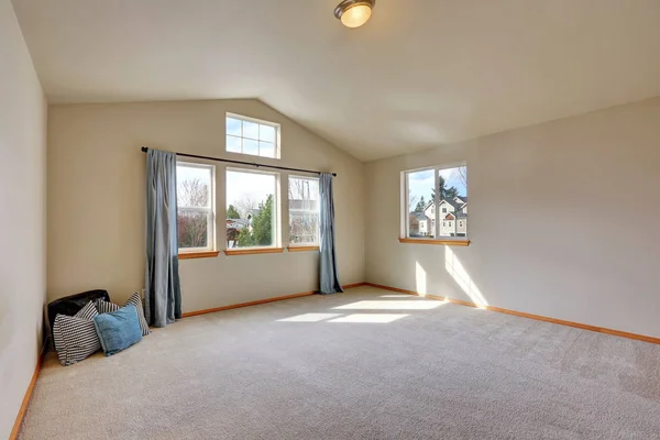 Intérieur de la chambre vide avec plancher de tapis beige et plafond voûté — Photo