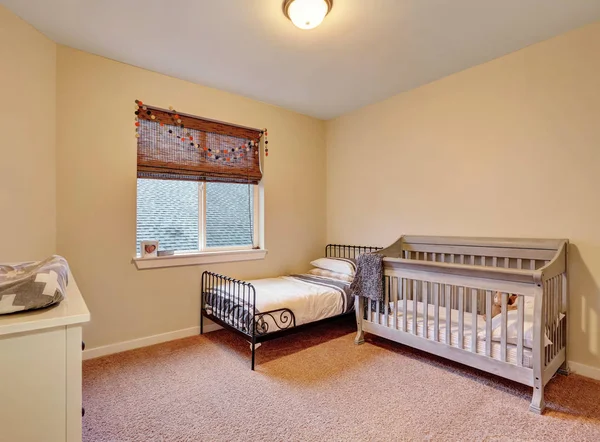 Dormitorio para niños en colores pastel cálidos — Foto de Stock