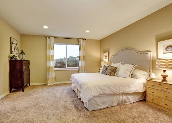 Interiér ložnice s velkou postelí — Stock fotografie