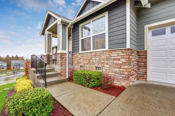 Exterior de casa gris con porche de columna — Foto de Stock