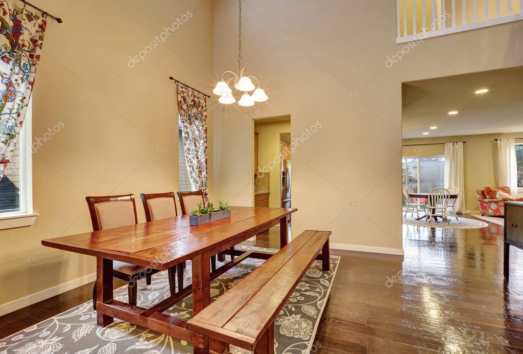 Comedor con mesa de madera rústica y Banco de — Fotos de Stock