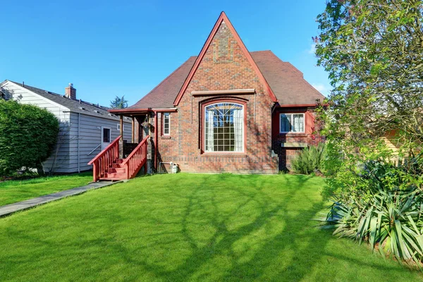 Klassieke Tudor stijl huis — Stockfoto