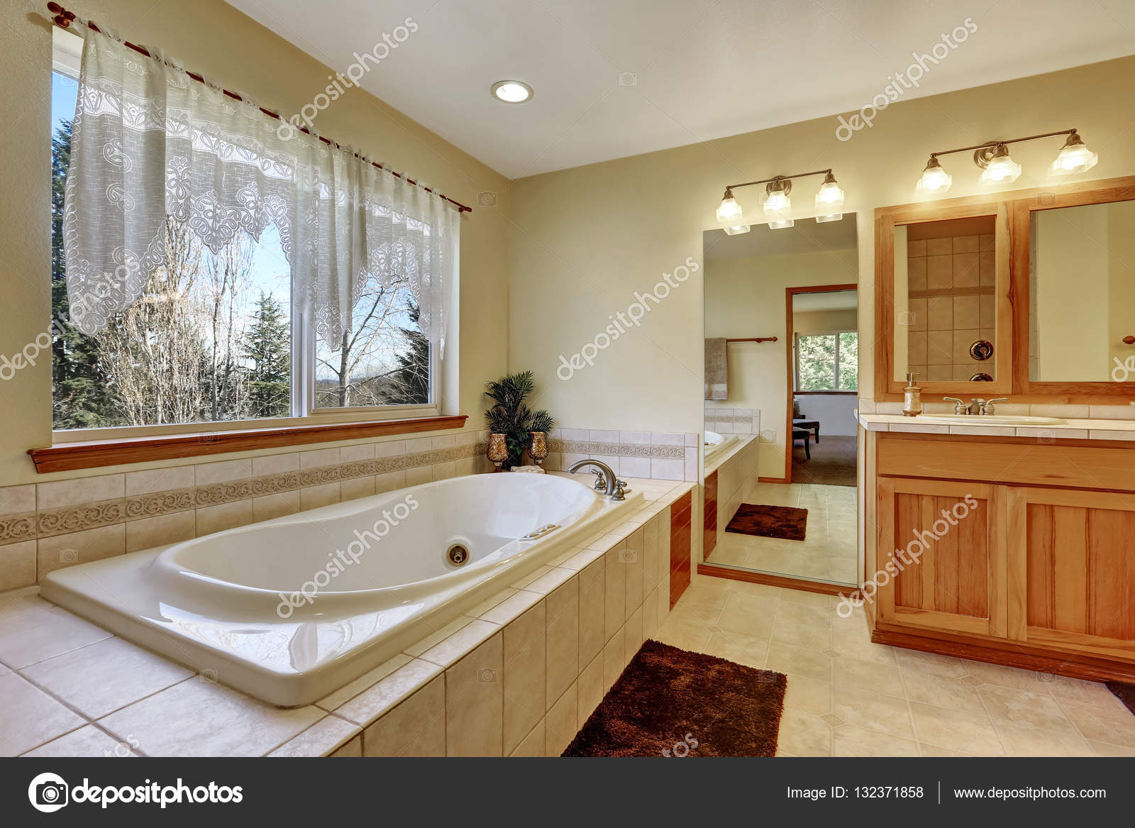 FürdÅszoba interior. fehér kád bézs csempe berendezés — stock fotó ...
