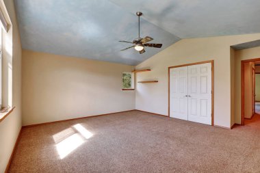 Kremsi sesleri dolap ve raf Oda boş 