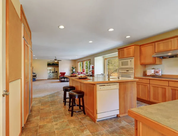 Interior de la cocina con armarios de miel y electrodomésticos empotrados blancos — Foto de Stock